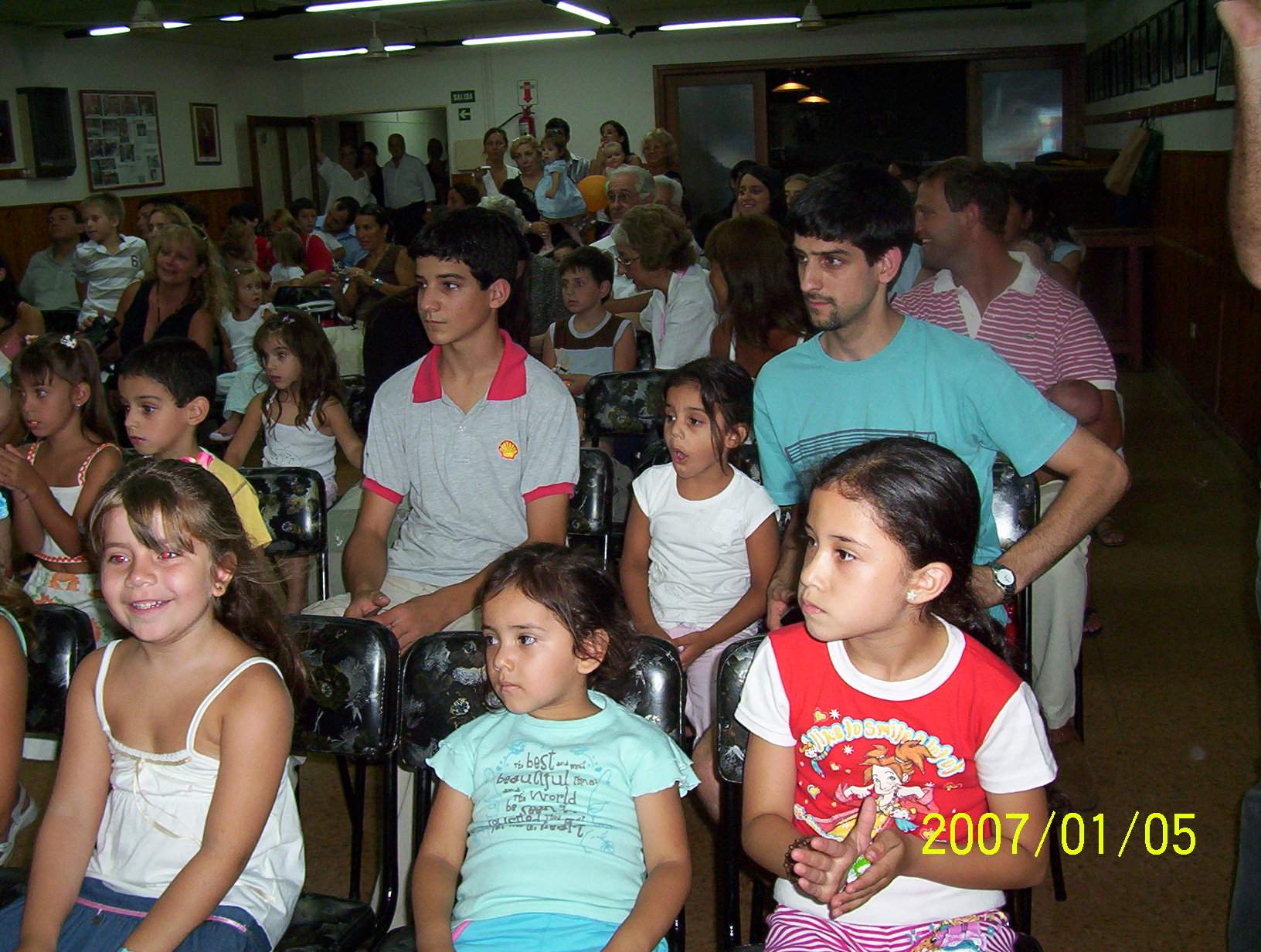Nuestros niños miran a los Reyes Magos